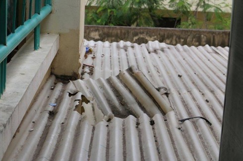 Tiểu học Nguyễn Trãi: Học sinh lớp 4 ngã từ tầng 3 xuống phải nhập viện cấp cứu - ảnh 1