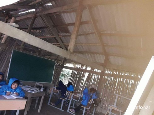 Cao Bằng: Học sinh lớp 1 ăn mèn mén, bế em đi học cùng - ảnh 2