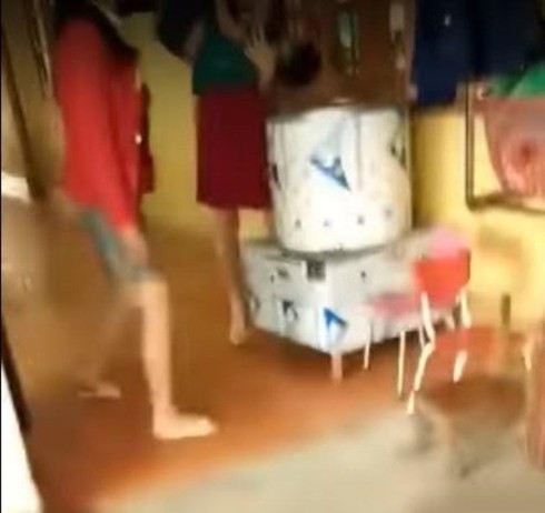 Vụ dốc ngược trẻ vào máy vặt lông gà: Tạm đình chỉ công tác hiệu trưởng - ảnh 1