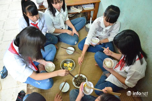 Hòa Bình: Xúc động cảnh giáo viên thức trắng đêm bắt cá nuôi học sinh - ảnh 3