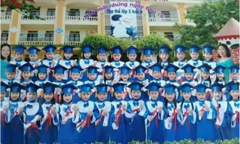 Phụ huynh nộp 300 nghìn đồng nhận bức ảnh kỷ yếu cắt ghép: Giáo viên không biết? - ảnh 1