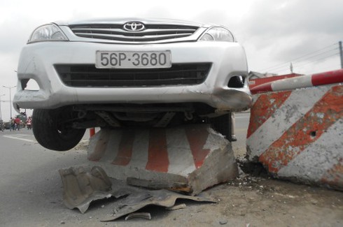 Ép xế hộp tông lên giải phân cách, tài xế xe buýt bỏ trốn - ảnh 1