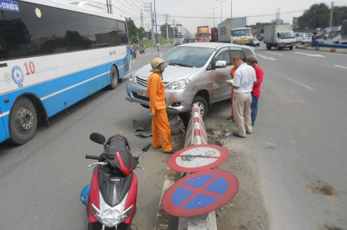 Ép xế hộp tông lên giải phân cách, tài xế xe buýt bỏ trốn - ảnh 2