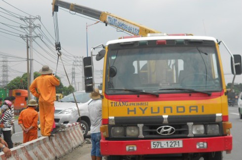 Ép xế hộp tông lên giải phân cách, tài xế xe buýt bỏ trốn - ảnh 3