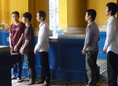 Gần 100 năm tù cho 6 kẻ giết người do say xỉn - ảnh 1