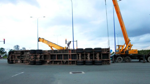 Tránh xe vượt đèn đỏ, container “phơi bụng” giữa xa lộ - ảnh 1