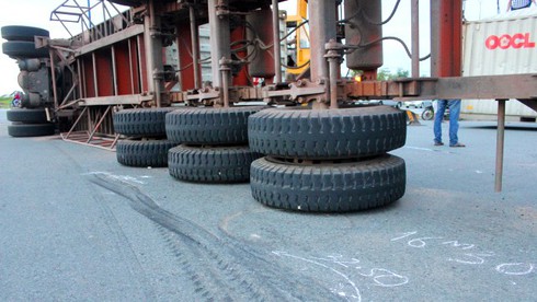 Tránh xe vượt đèn đỏ, container “phơi bụng” giữa xa lộ - ảnh 3