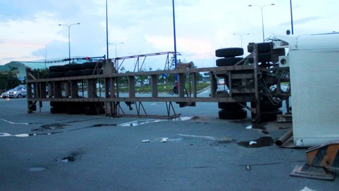 Tránh xe vượt đèn đỏ, container “phơi bụng” giữa xa lộ - ảnh 4