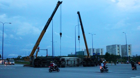 Tránh xe vượt đèn đỏ, container “phơi bụng” giữa xa lộ - ảnh 5