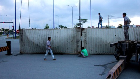 Tránh xe vượt đèn đỏ, container “phơi bụng” giữa xa lộ - ảnh 2