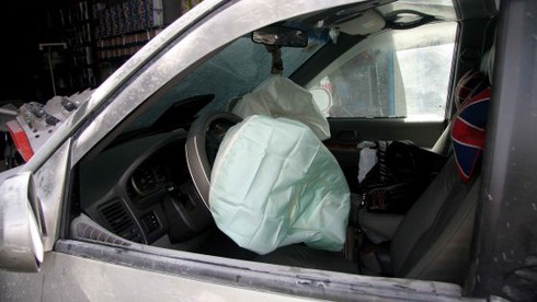 Ô tô cháy lao vào cửa hàng y khoa - ảnh 2