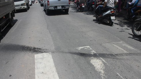 Ô tô cháy lao vào cửa hàng y khoa - ảnh 5