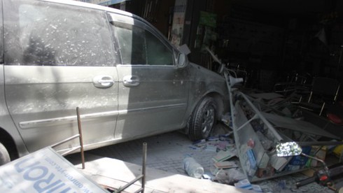 Ô tô cháy lao vào cửa hàng y khoa - ảnh 4