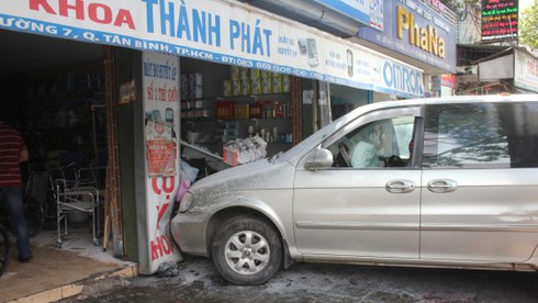 Ô tô cháy lao vào cửa hàng y khoa - ảnh 3