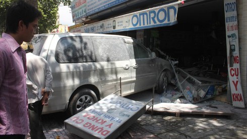 Ô tô cháy lao vào cửa hàng y khoa - ảnh 1