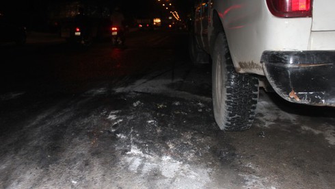 Xe máy bốc cháy, chủ nhân bỏ chạy - ảnh 1