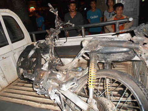 Xe máy bốc cháy, chủ nhân bỏ chạy - ảnh 2