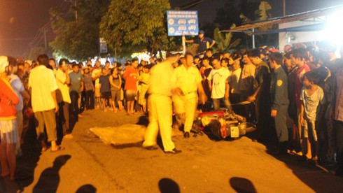 Chồng bất lực nhìn vợ bị xe container cán qua người - ảnh 1