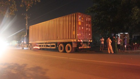 Chồng bất lực nhìn vợ bị xe container cán qua người - ảnh 2