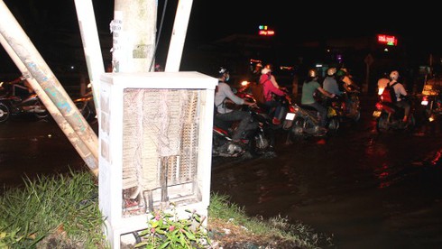 Những hiểm nguy rình rập người dân khi triều cường - ảnh 1