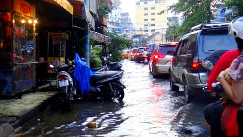 Triều cường kỷ lục biến Sài Gòn thành biển nước - ảnh 16