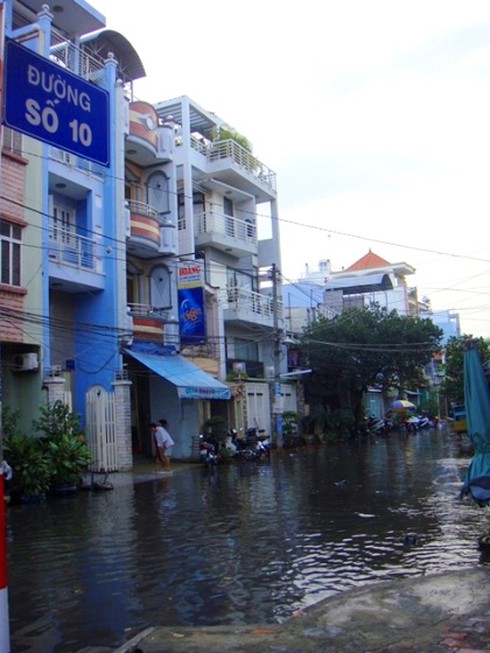 Triều cường kỷ lục biến Sài Gòn thành biển nước - ảnh 17