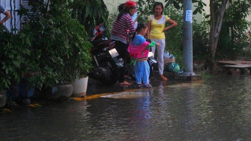 Triều cường kỷ lục biến Sài Gòn thành biển nước - ảnh 8