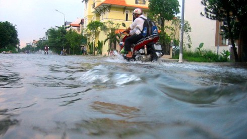 Triều cường kỷ lục biến Sài Gòn thành biển nước - ảnh 3