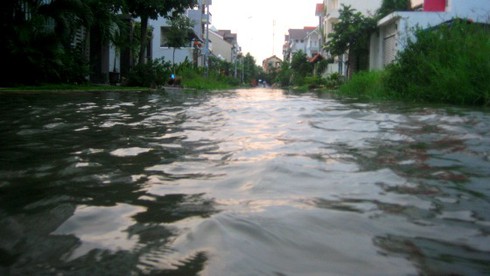 Những hiểm nguy rình rập người dân khi triều cường - ảnh 3