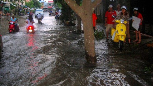 Triều cường kỷ lục biến Sài Gòn thành biển nước - ảnh 6