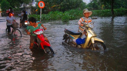 Triều cường kỷ lục biến Sài Gòn thành biển nước - ảnh 7