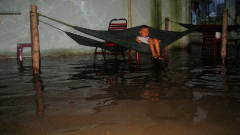 Triều cường kỷ lục biến Sài Gòn thành biển nước - ảnh 10