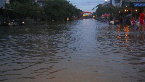 Triều cường kỷ lục biến Sài Gòn thành biển nước - ảnh 2