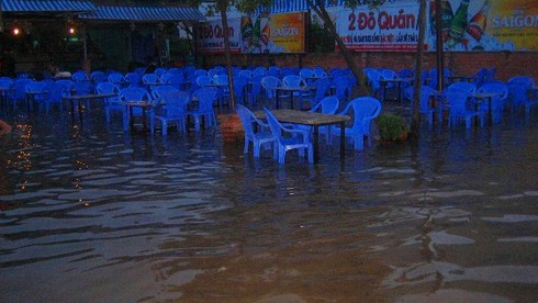 Triều cường kỷ lục biến Sài Gòn thành biển nước - ảnh 11