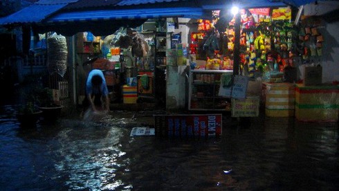 Triều cường kỷ lục biến Sài Gòn thành biển nước - ảnh 15