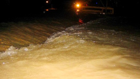 Triều cường kỷ lục biến Sài Gòn thành biển nước - ảnh 1