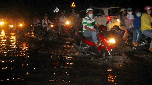 Triều cường kỷ lục biến Sài Gòn thành biển nước - ảnh 19