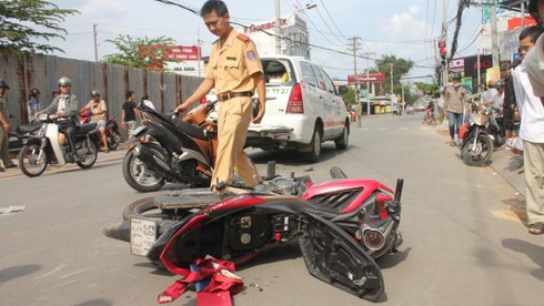 Hành động côn đồ trong vụ cướp rồi đạp nạn nhân vào taxi - ảnh 2