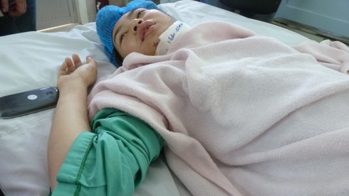 Hành động côn đồ trong vụ cướp rồi đạp nạn nhân vào taxi - ảnh 1