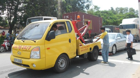 Xe tải mất lái, 2 xế hộp bẹp dúm - ảnh 4