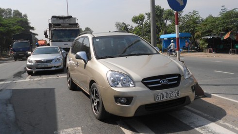 Xe tải mất lái, 2 xế hộp bẹp dúm - ảnh 3