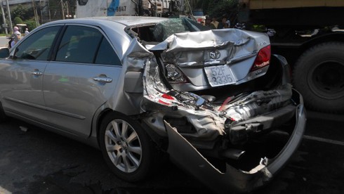 Xe tải mất lái, 2 xế hộp bẹp dúm - ảnh 1