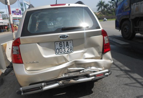 Xe tải mất lái, 2 xế hộp bẹp dúm - ảnh 2