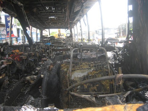 Xe chở 30 khách bốc cháy sau khi nổ lốp - ảnh 2