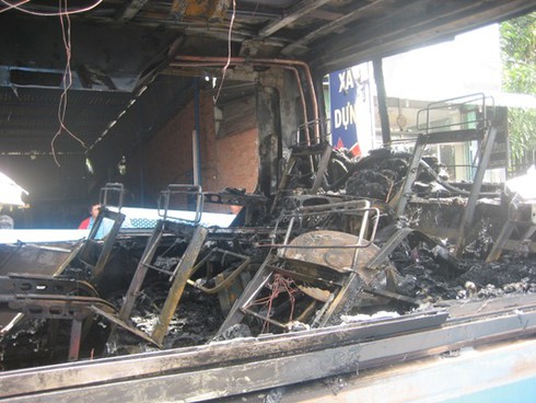 Xe chở 30 khách bốc cháy sau khi nổ lốp - ảnh 3