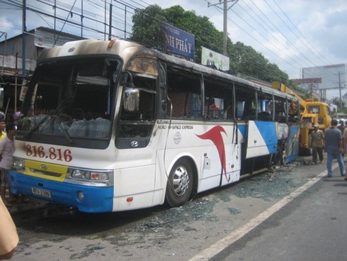 Xe chở 30 khách bốc cháy sau khi nổ lốp - ảnh 1