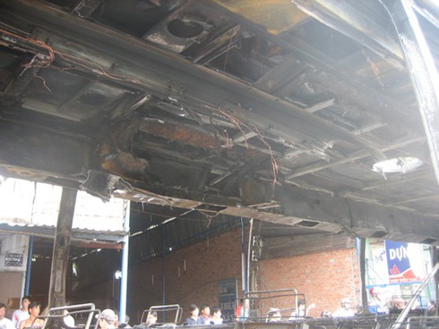 Xe chở 30 khách bốc cháy sau khi nổ lốp - ảnh 5