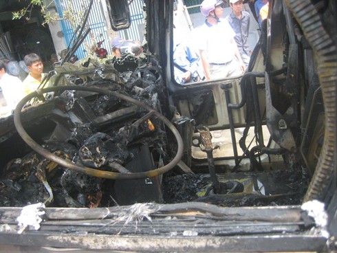 Xe chở 30 khách bốc cháy sau khi nổ lốp - ảnh 6