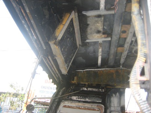 Xe chở 30 khách bốc cháy sau khi nổ lốp - ảnh 7