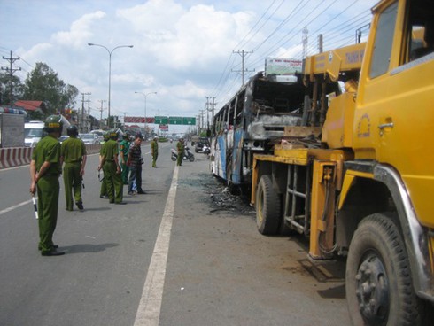 Xe chở 30 khách bốc cháy sau khi nổ lốp - ảnh 10